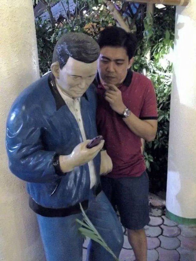 Posing With Statues (50 pics)