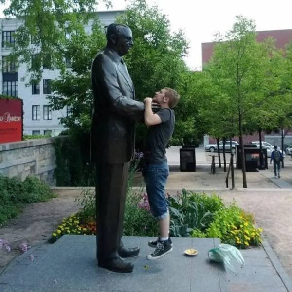 Posing With Statues (50 pics)