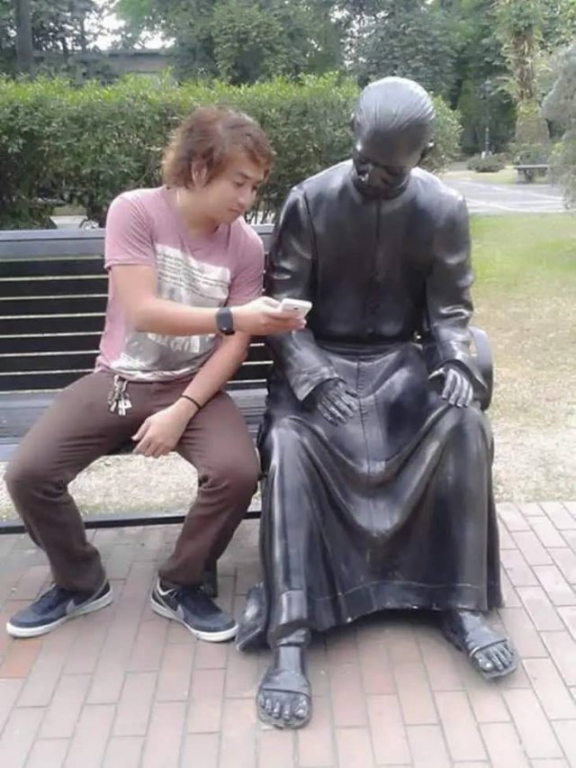 Posing With Statues (50 pics)