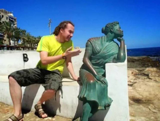 Posing With Statues (50 pics)