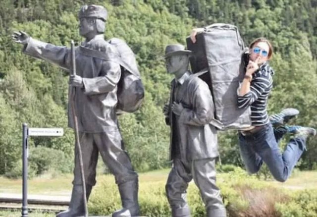 Posing With Statues (50 pics)