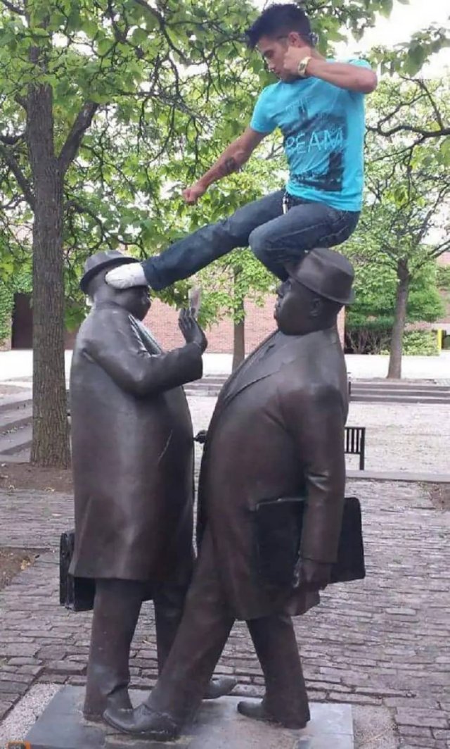 Posing With Statues (50 pics)