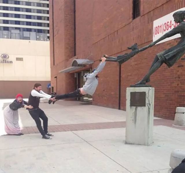 Posing With Statues (50 pics)