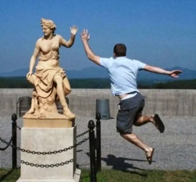 Posing With Statues (50 pics)