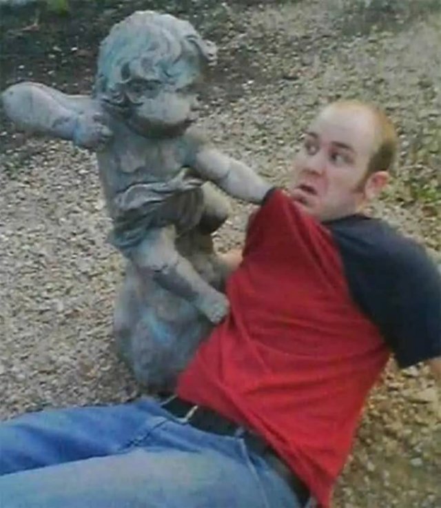 Posing With Statues (50 pics)