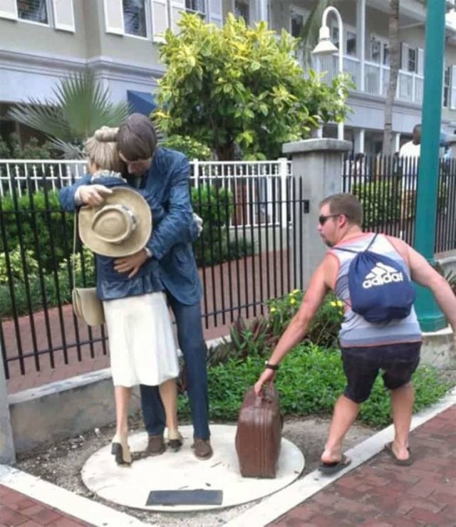 Posing With Statues (50 pics)