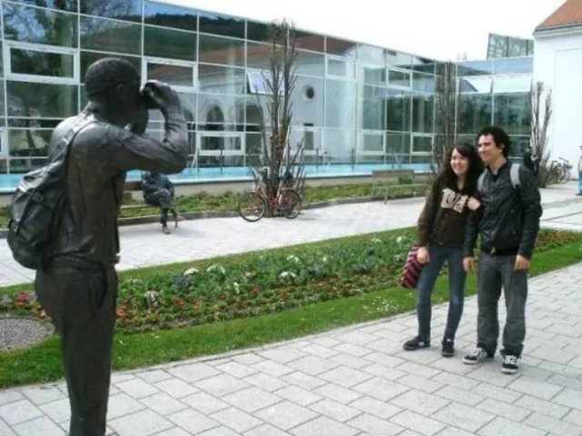 Posing With Statues (50 pics)