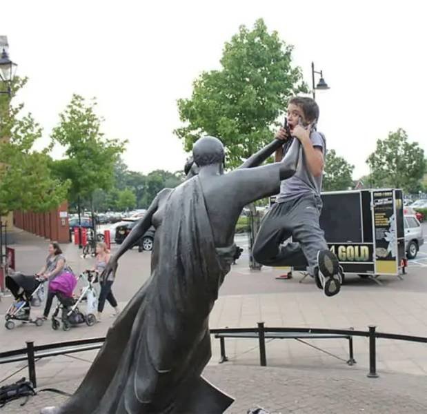 Posing With Statues (50 pics)