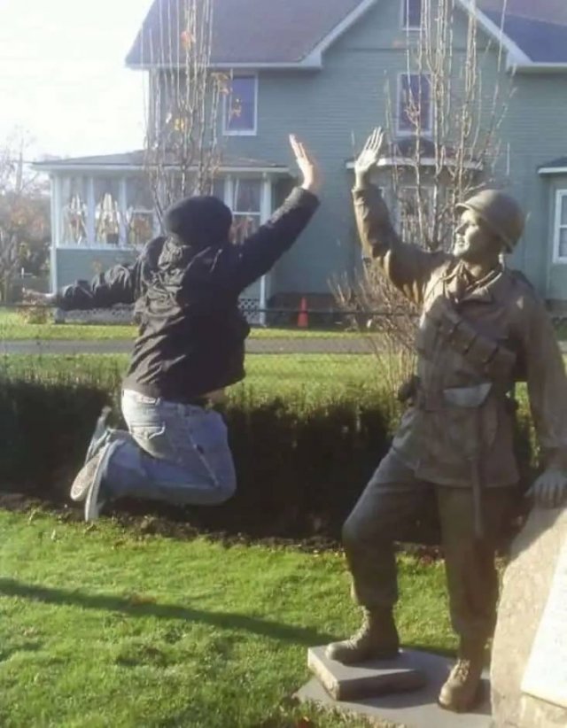 Posing With Statues (50 pics)