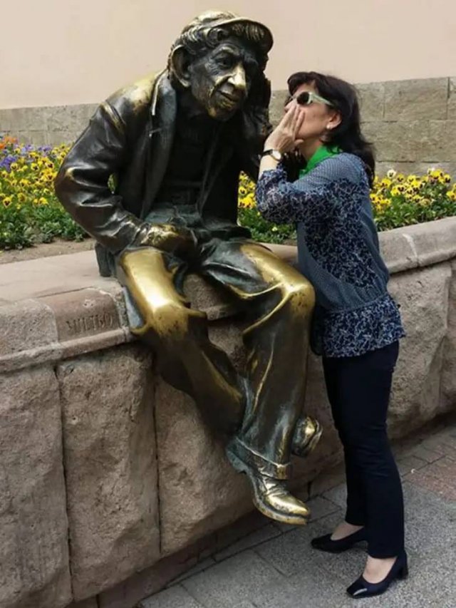 Posing With Statues (50 pics)