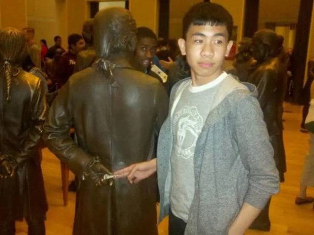 Posing With Statues (50 pics)