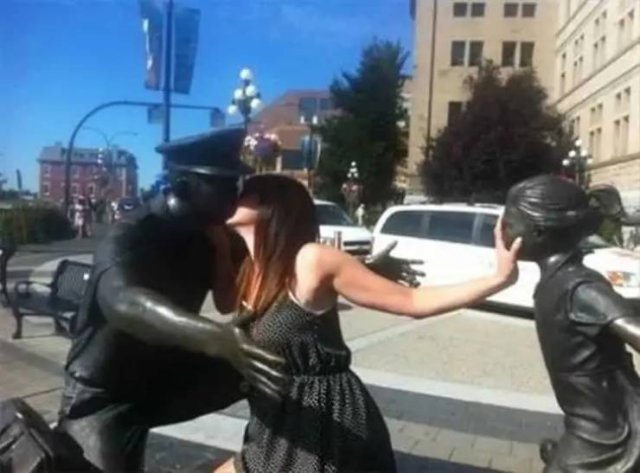 Posing With Statues (50 pics)