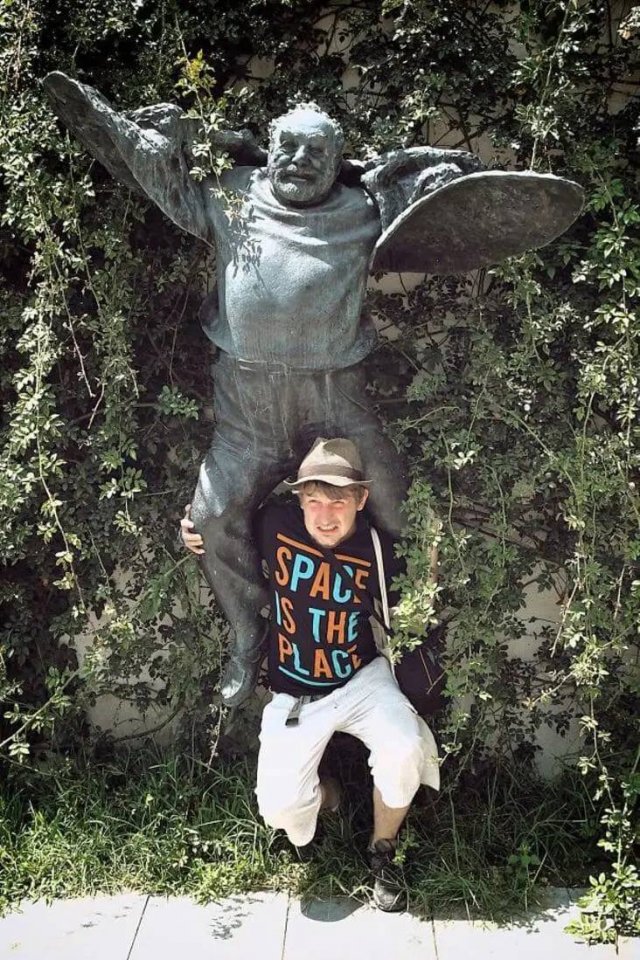 Posing With Statues (50 pics)