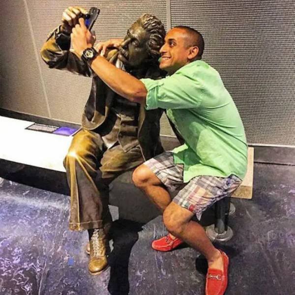 Posing With Statues (50 pics)