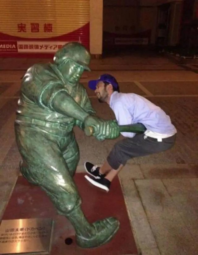 Posing With Statues (50 pics)