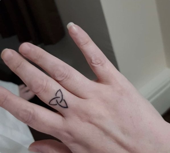 Finger Tattoos (29 pics)