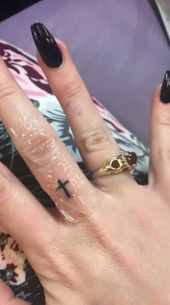 Finger Tattoos (29 pics)