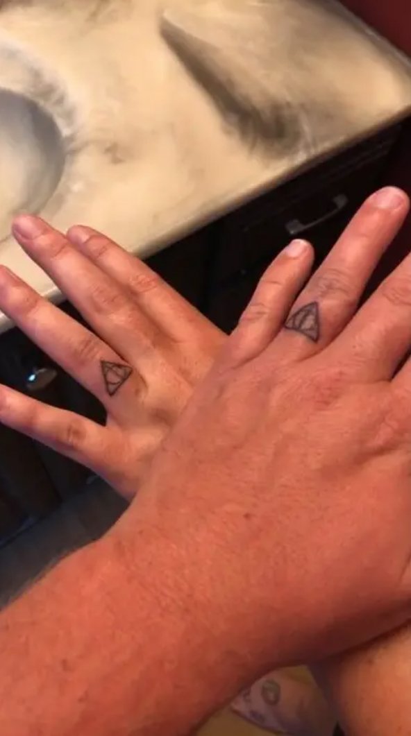 Finger Tattoos (29 pics)