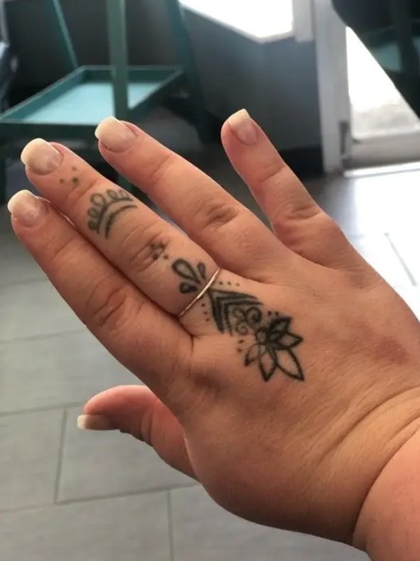 Finger Tattoos (29 pics)
