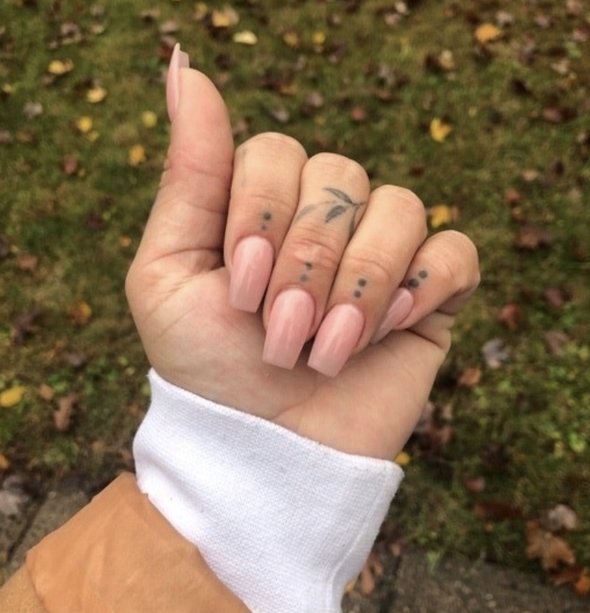 Finger Tattoos (29 pics)