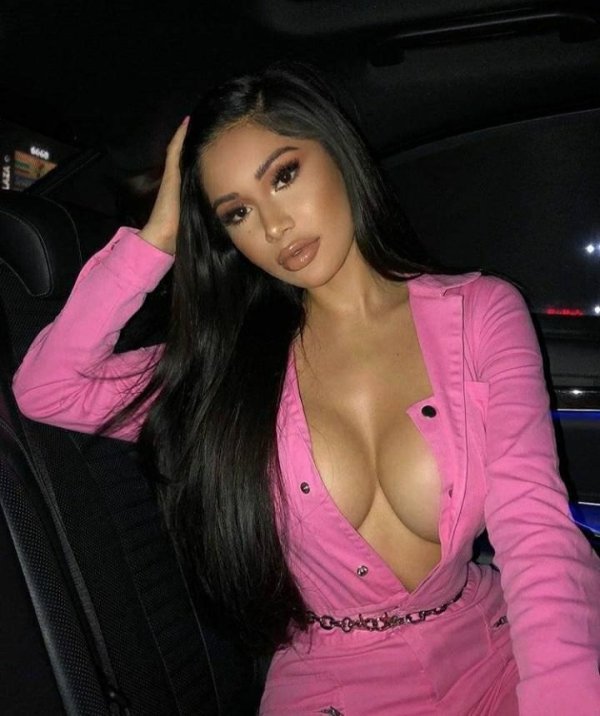 Busty Girls (68 pics)