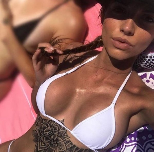 Girls With Underboob Tattoos (33 pics)