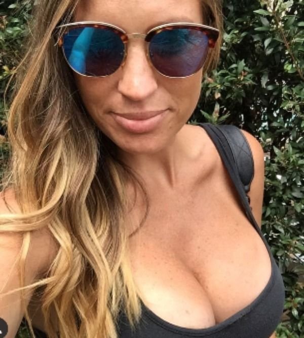 Busty Girls (68 pics)