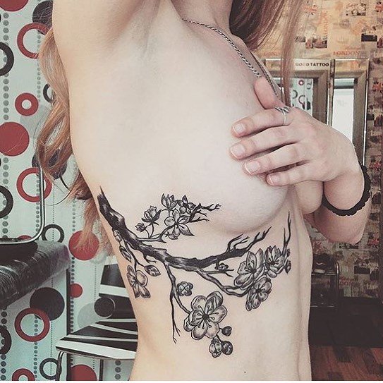 Girls With Underboob Tattoos (33 pics)