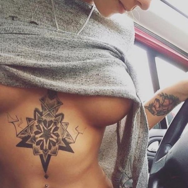 Girls With Underboob Tattoos (33 pics)