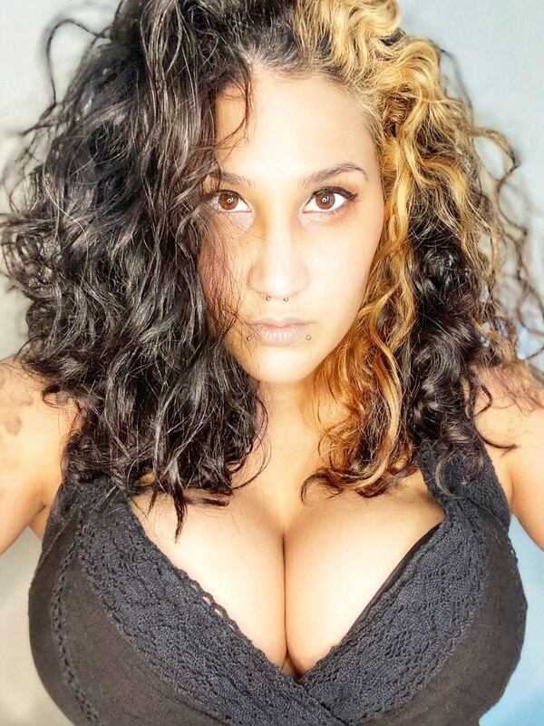 Busty Girls (68 pics)