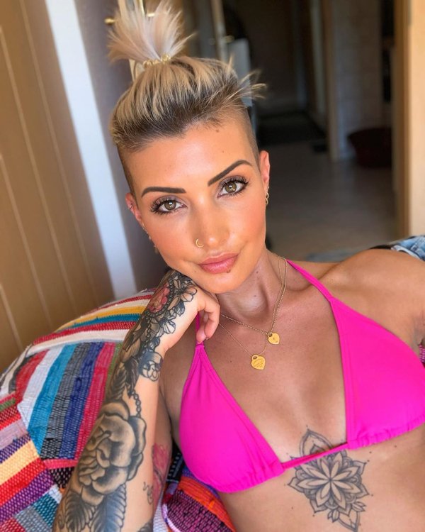 Girls With Underboob Tattoos (33 pics)