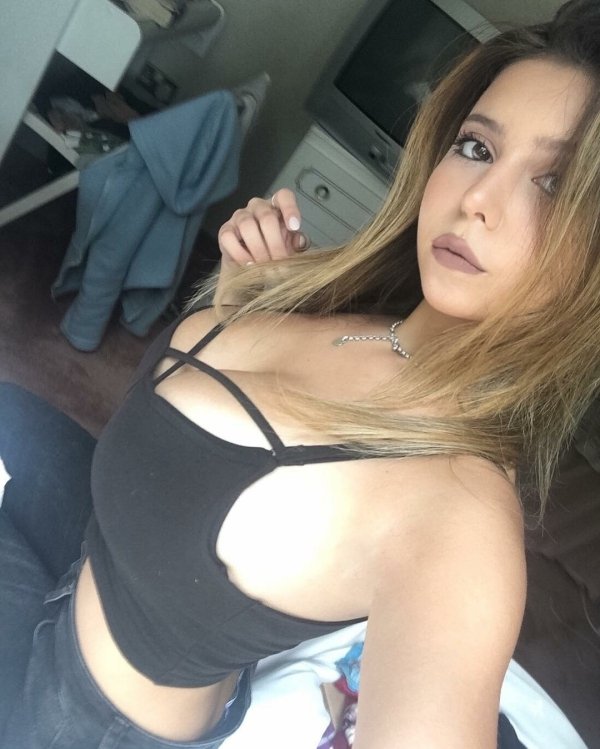 Busty Girls (68 pics)
