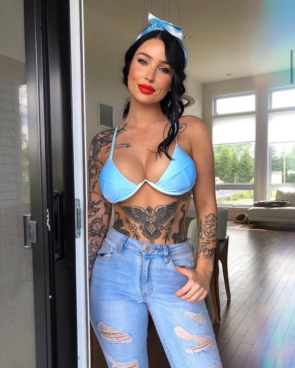 Girls With Underboob Tattoos (33 pics)