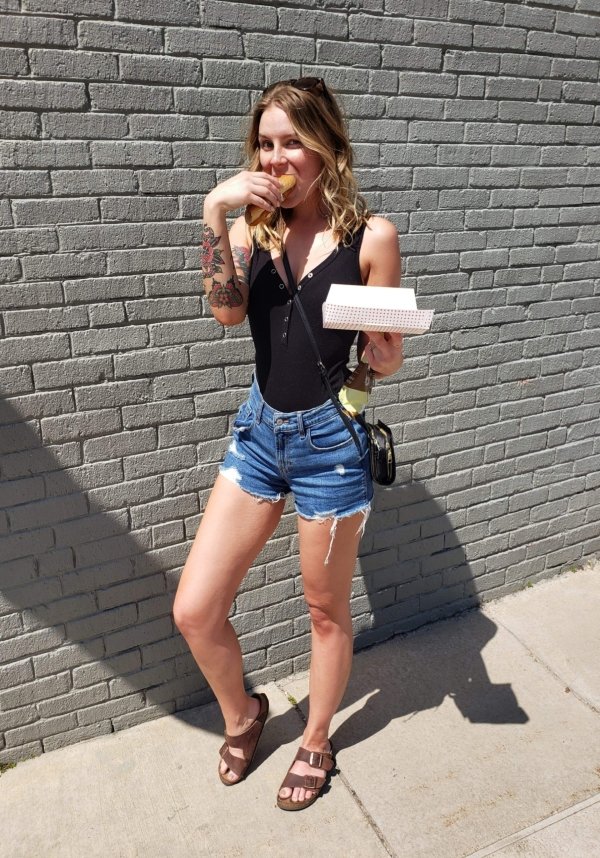 Girls In Shorts (50 pics)