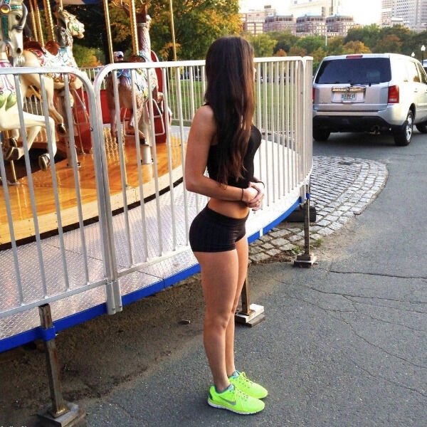 Girls In Shorts (50 pics)