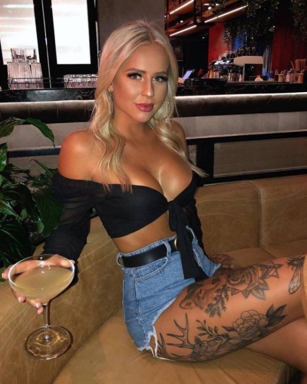 Girls In Shorts (50 pics)
