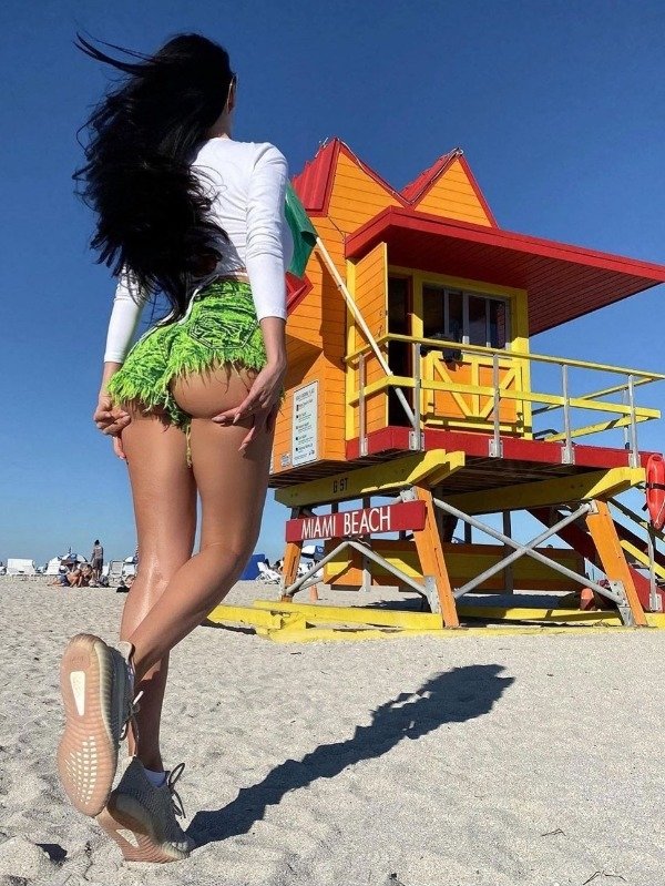 Rear View (33 pics)