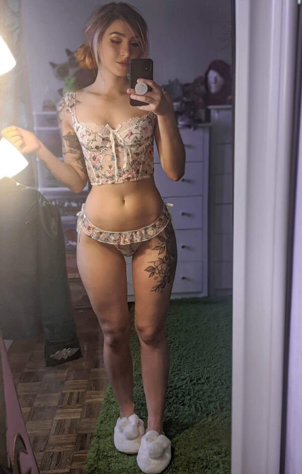 Girls In Lingerie (46 pics)