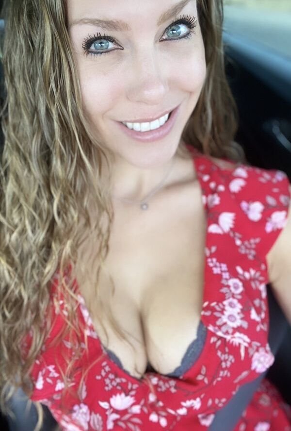 Hot Car Selfies (33 pics)