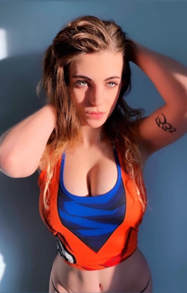 Busty Girls (59 pics)