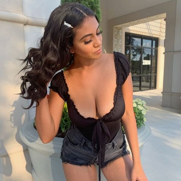 Busty Girls (59 pics)