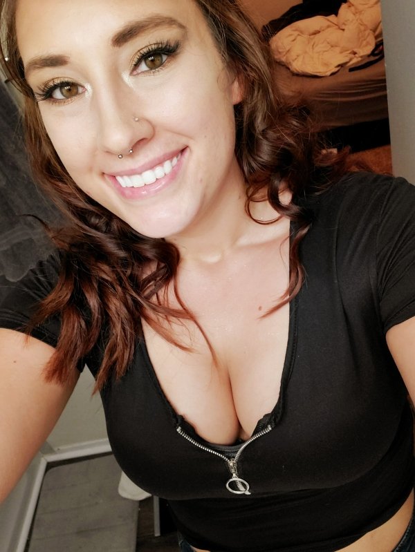 Busty Girls (59 pics)
