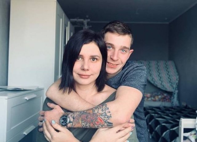 35Year Old Stepmom Marries Her 20YearOld Stepson 14 Pics