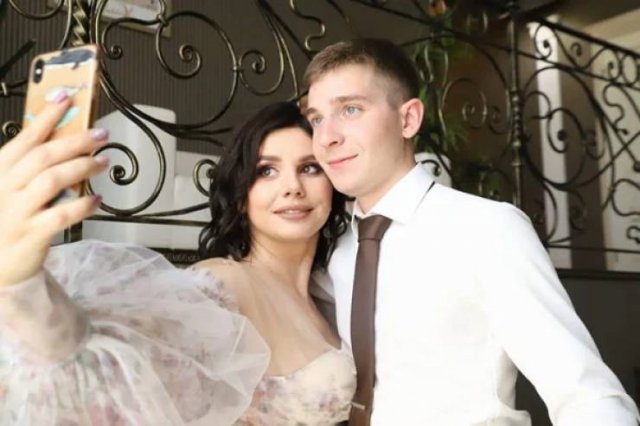 35-Year Old Stepmom Marries Her 20-Year-Old Stepson (14 pics)