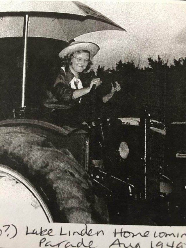 People Share Old Photos Of Their Grannies (19 pics)