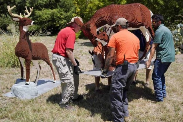 The San Antonio Zoo Replaced Real Animals With LEGO Copies (27 pics)