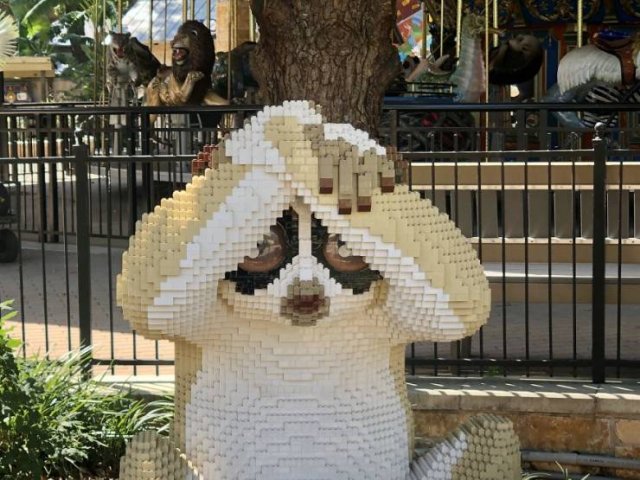 The San Antonio Zoo Replaced Real Animals With LEGO Copies (27 pics)