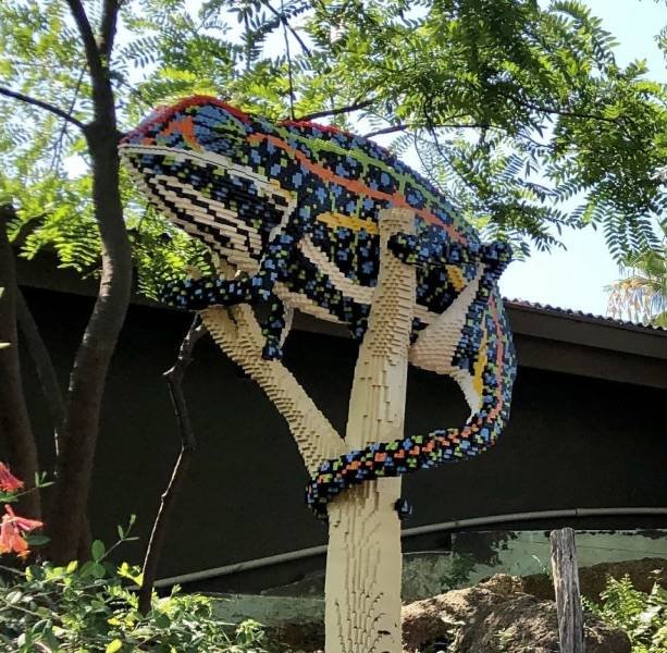 The San Antonio Zoo Replaced Real Animals With LEGO Copies (27 pics)