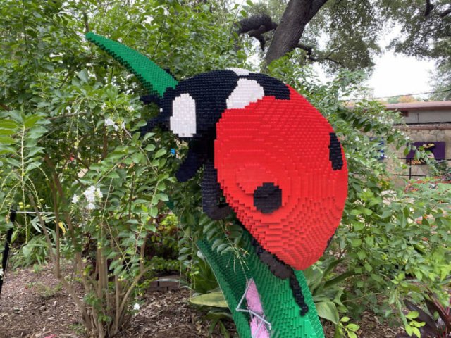 The San Antonio Zoo Replaced Real Animals With LEGO Copies (27 pics)