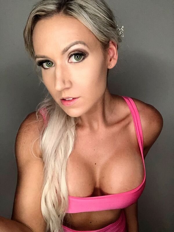 Busty Girls (65 pics)